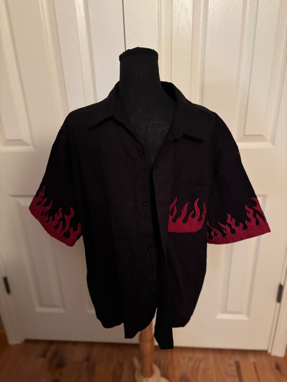 HOT TOPIC MENS Black Short Sleeve Button-Up Shirt with Red Flame Details SIZE L